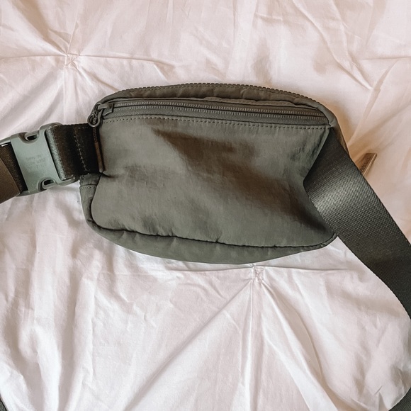 *SOLD* Lululemon Belt Bag - Picture 2 of 3